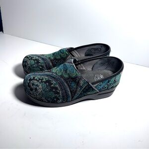Dansko Vegan Multi Color Green Paisley Tapestry Comfort Clogs w defect size 38